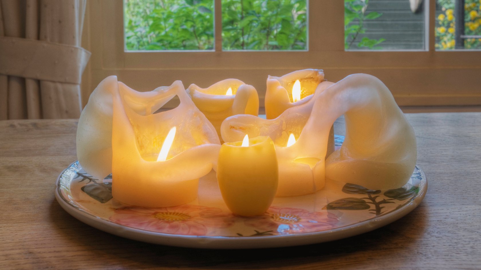Diese DIY‑Kerzen aus Ikea Produkten fallen auf der Ostertafel sofort ins Auge