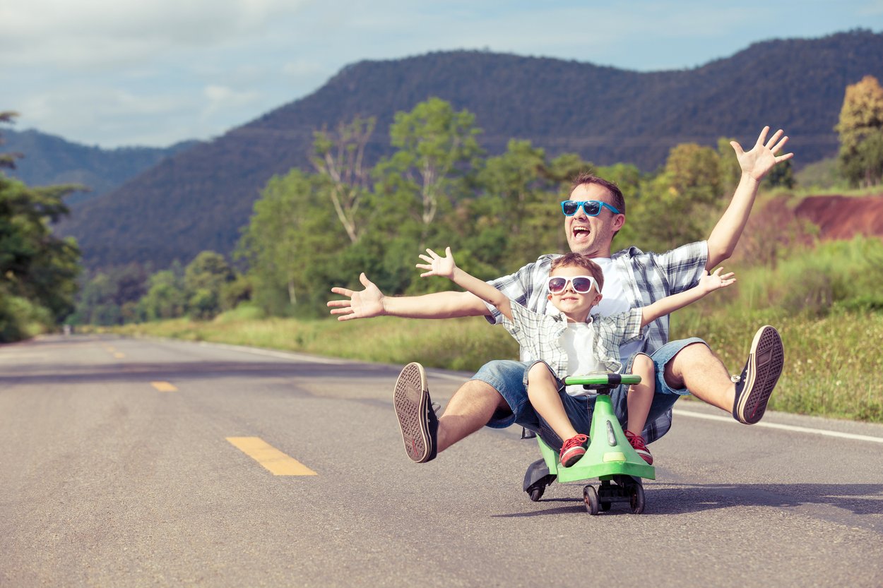 Vater hat Spaß mit seinem Sohn Vater hat Spaß mit seinem Sohn