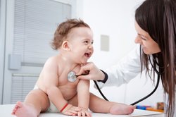 Baby, 12 Monate, wird untersucht Baby, 12 Monate, wird untersucht