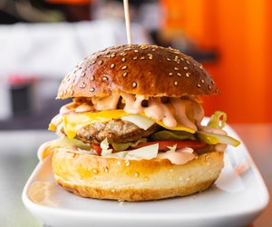 Kalorien im Cheeseburger: Was steckt im leckeren Burger?
