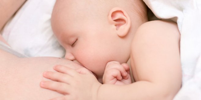 Milchstau: Baby trinkt an Brust der Mutter Milchstau: Baby trinkt an Brust der Mutter
