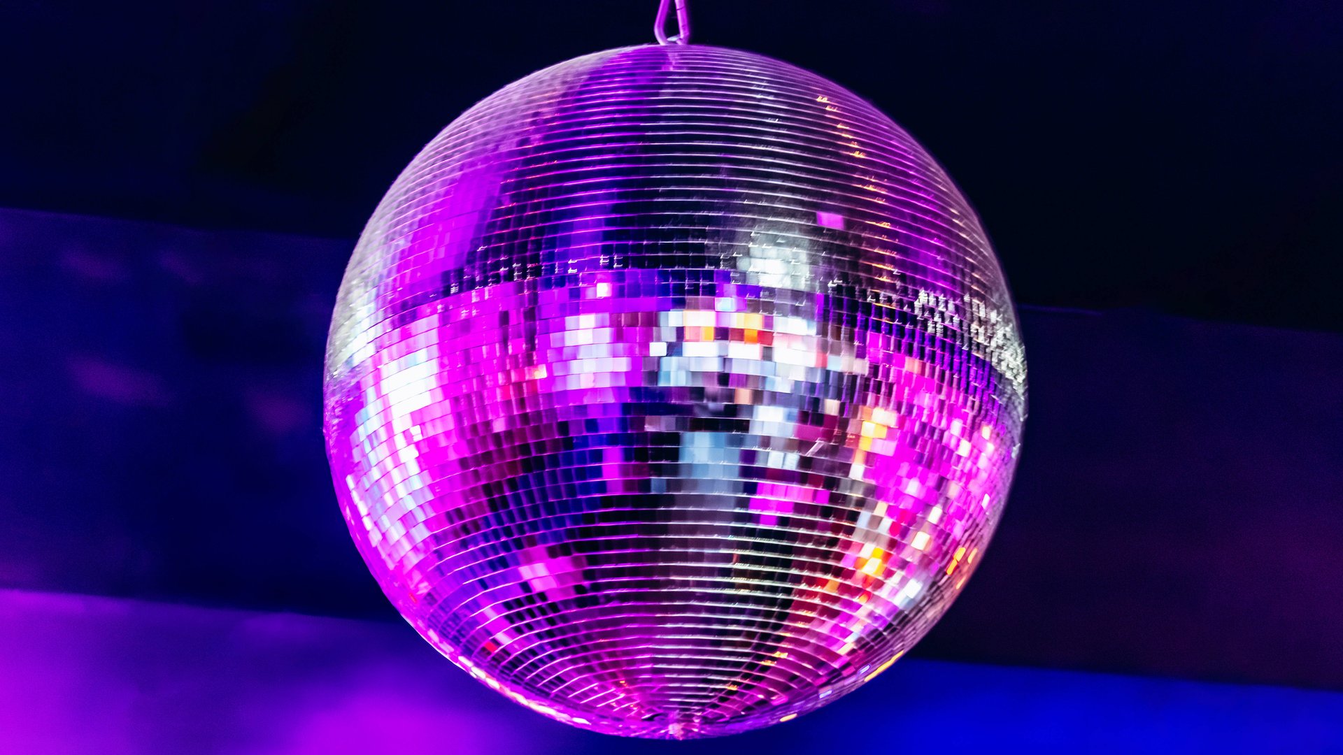 Ein-Hauch-Disco-Dieser-silberne-Pouf-von-Jysk-ist-wie-ein-It-Piece-f-rs-Zuhause
