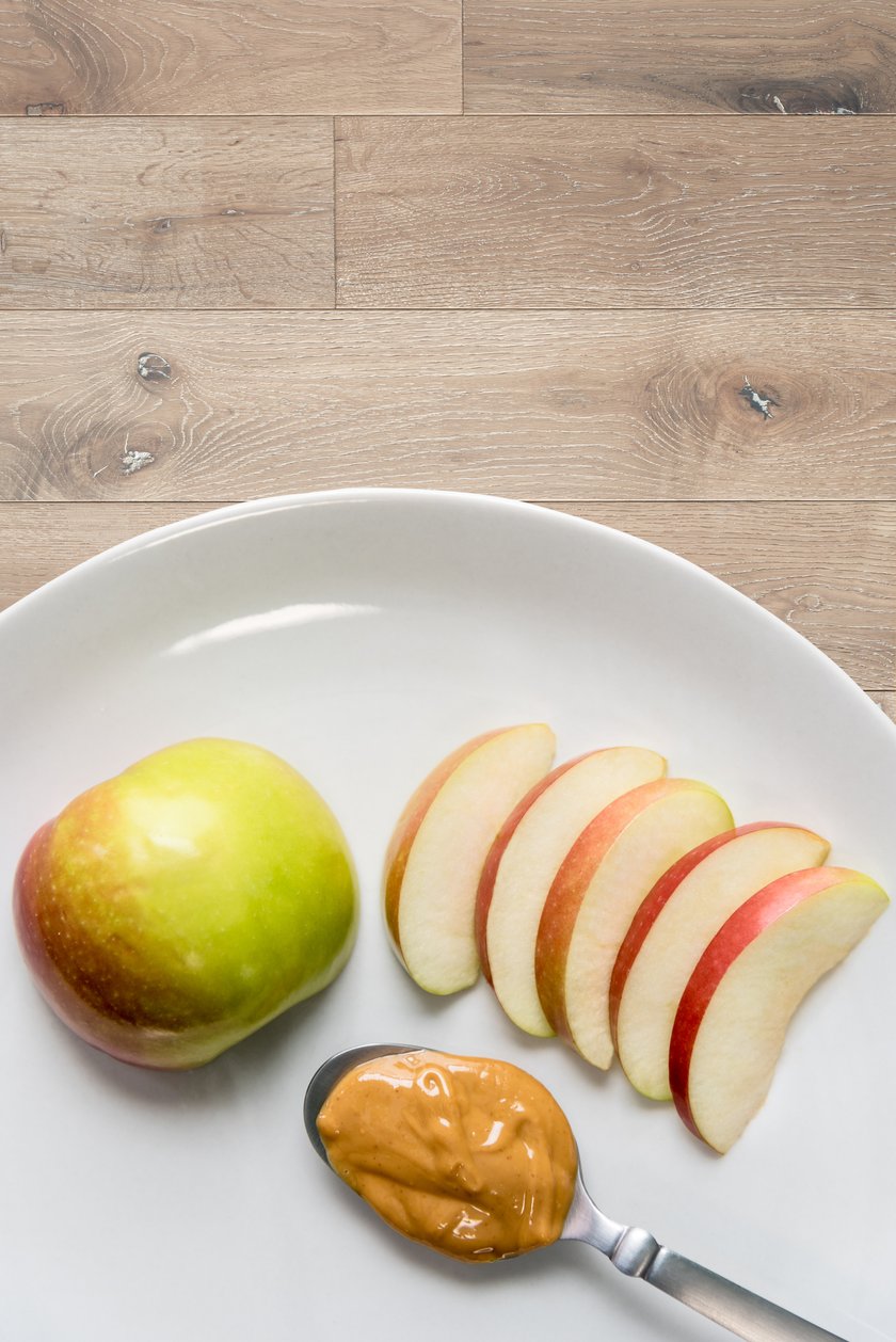 Snack-Kombo #1: Apfel mit Erdnussbutter