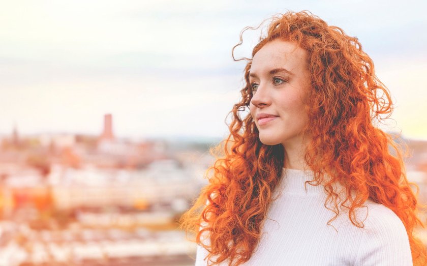 Eine Frau hat einen tollen Ausblick auf eine schöne Stadt