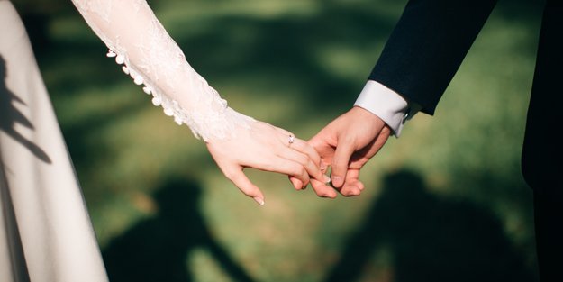 Zinnhochzeit: Bedeutung und Geschenke zum 33. Hochzeitstag