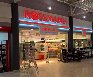 Mit dieser günstigen Augencreme von Rossmann kannst du Falten vorbeugen