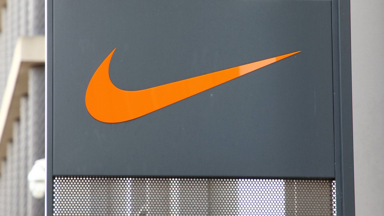 Das Logo von Nike ist der berühmte „Swoosh“, ein einfaches, geschwungenes Häkchen.