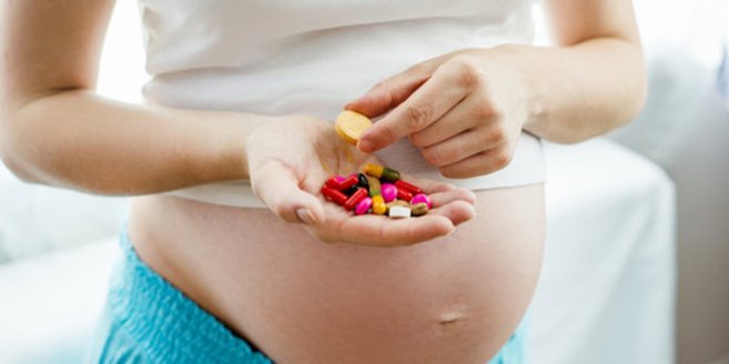 Nahrungsergänzungsmittel in der Schwangerschaft: Schwangere mit Tabletten Nahrungsergänzungsmittel in der Schwangerschaft: Schwangere mit Tabletten