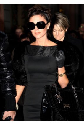 Victoria Beckham mit schwarzer Tasche. Victoria Beckham mit schwarzer Tasche.