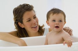 Baby 11 Monate: Baden macht Spaß