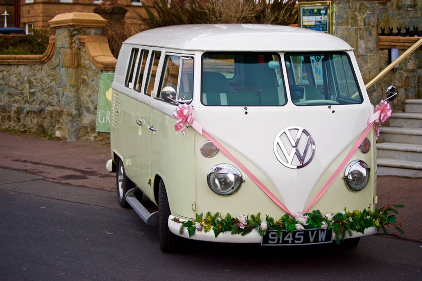 VW Bus mit Hochzeitsdeko