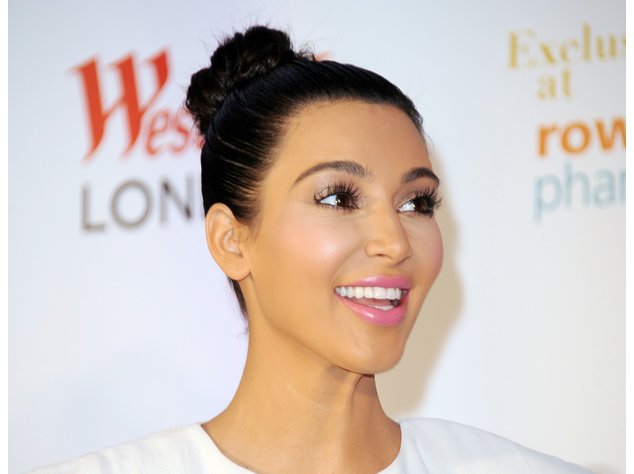 Kim Kardashian in einer blauen Robe Kim Kardashian in einer blauen Robe