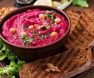 Rote-Beete-Hummus: Knallig und SO gesund!