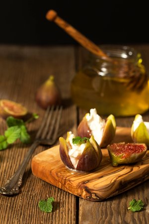 Feigen mit Ziegenkäse und Honig Feigen mit Ziegenkäse und Honig