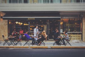 Smalltalk lässt sich in vielen Situationen trainieren. Smalltalk lässt sich in vielen Situationen trainieren.