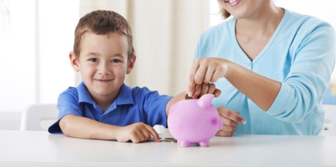 Kindergeld: Mutter und Sohn vor Spardose Kindergeld: Mutter und Sohn vor Spardose