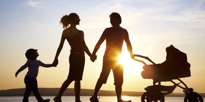 Elternzeit: Eltern gehen mit ihren zwei Kindern spazieren. Elternzeit: Eltern gehen mit ihren zwei Kindern spazieren.