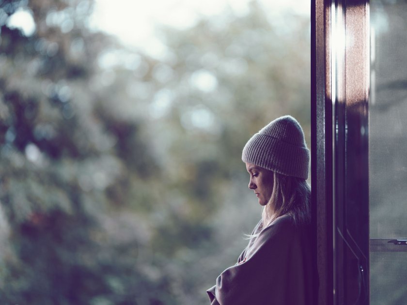 Frau mit gesenktem Kopf