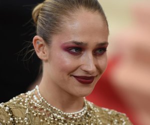 Sexy Gothic-Make-up: Roter Lidschatten à la Jemima Kirke