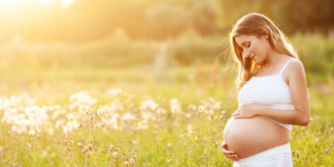 Dauer der Schwangerschaft: Frau im Grünen