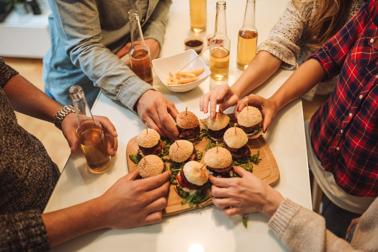 Gruppe greift nach Burger Gruppe greift nach Burger