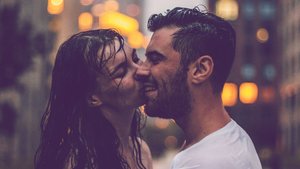 Wie Sommerregen auf der Haut – so gut riechen diese Parfums