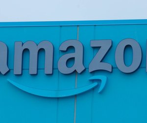 Sommerlicher Blütenzauber für die Haustür: Hol dir den schicken Deko-Kranz von Amazon
