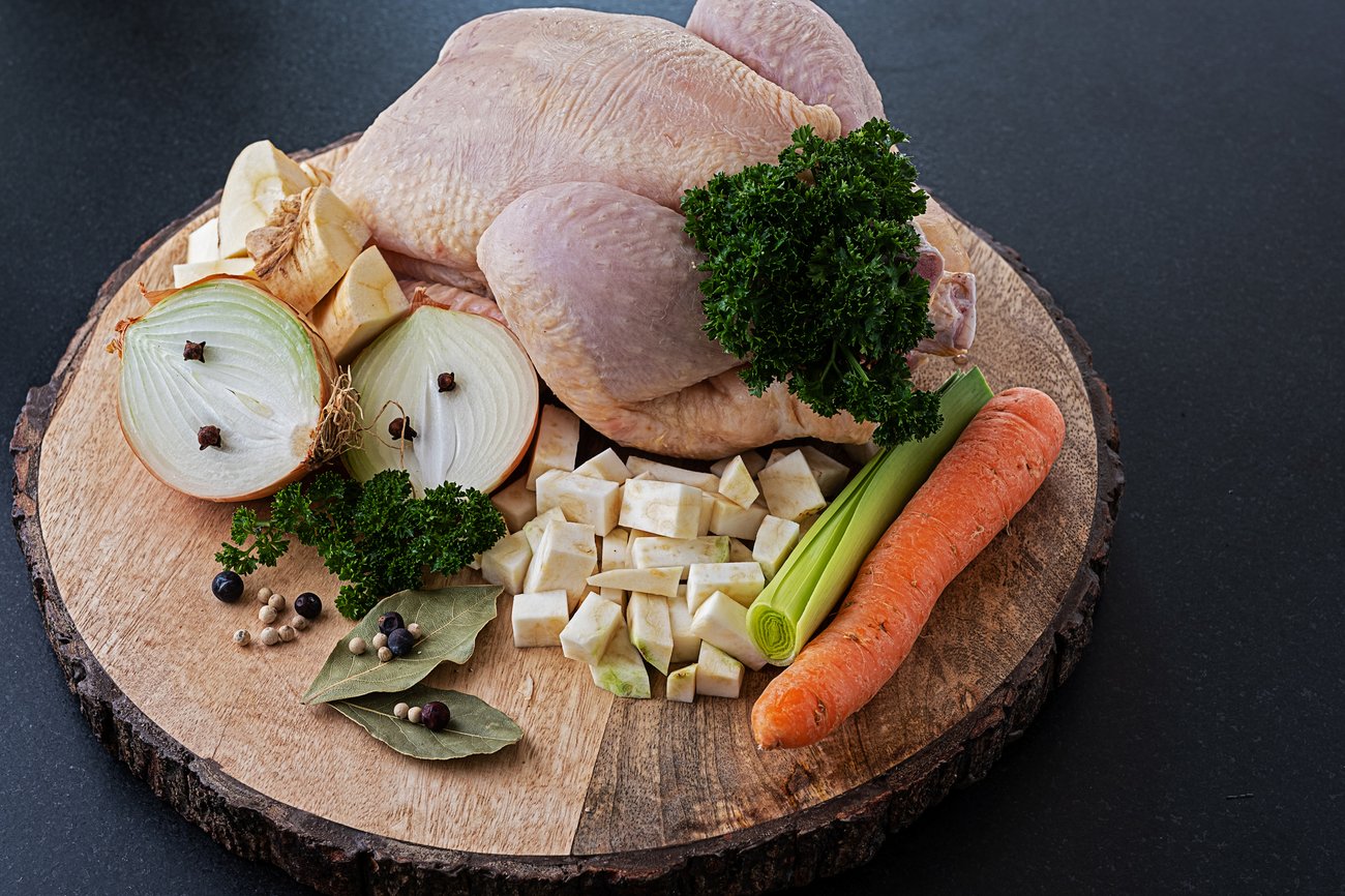 Die Basis-Zutaten Hühnersuppe Die Basis-Zutaten Hühnersuppe