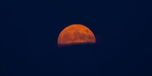 Diese 4 Sternzeichen bekommen die Vollmondfinsternis im Oktober krass zu spüren