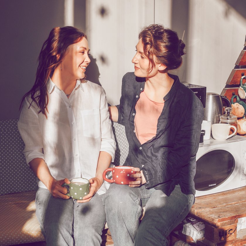 Zwei Frauen unterhalten sich
