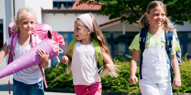 Kinder mit einer schönen Schultüte. Kinder mit einer schönen Schultüte.