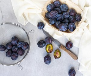 Zwetschgen entkernen: Wir zeigen dir, wie du den Kern entfernst!