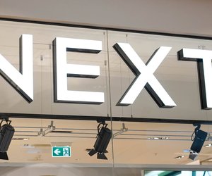 Retro-Revival der 70er: Diese Kunstleder-Schlaghose von Next ist echt schick