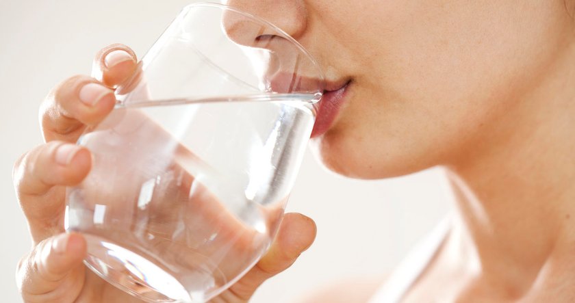 4. Trink vor dem Essen ein Glas Wasser