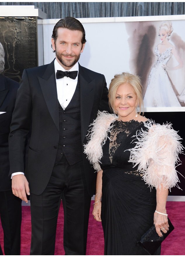 Bradley Cooper verbringt Zeit mit seiner Mama. Bradley Cooper verbringt Zeit mit seiner Mama.