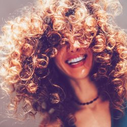 Schritt-für-Schritt Routine: Die besten Pflegeprodukte für definierte Locken!
