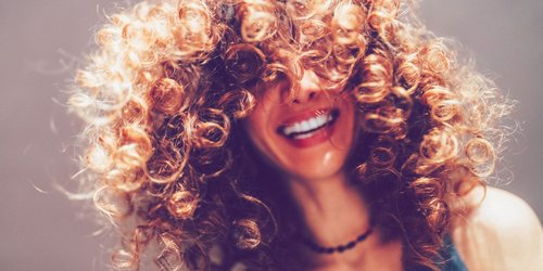 Schritt-für-Schritt Routine: Diese Pflegeprodukte brauchst du für definierte Locken!