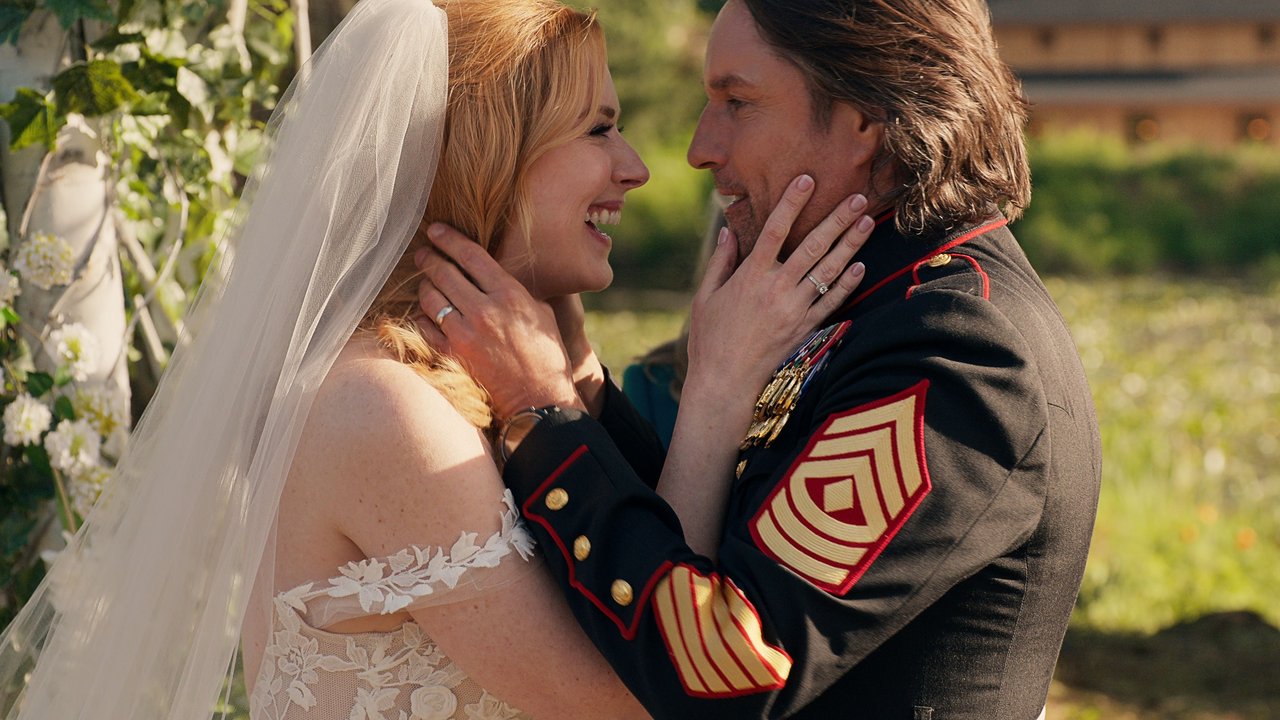 Alexandra Breckenridge als Mel Monroe & Martin Henderson als Jack Sheridanbei ihrer Hochzeit