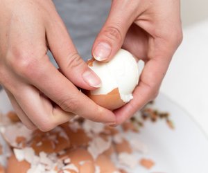 Eier&#x20;sch&#x00E4;len&#x3A;&#x20;Mit&#x20;diesem&#x20;Trick&#x20;sparst&#x20;du&#x20;eine&#x20;Menge&#x20;Zeit