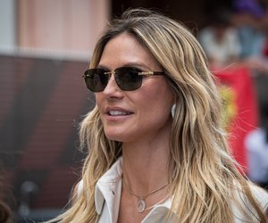 Heidi Klums Sommer-Look: So stylst du die Oversize-Bluse richtig