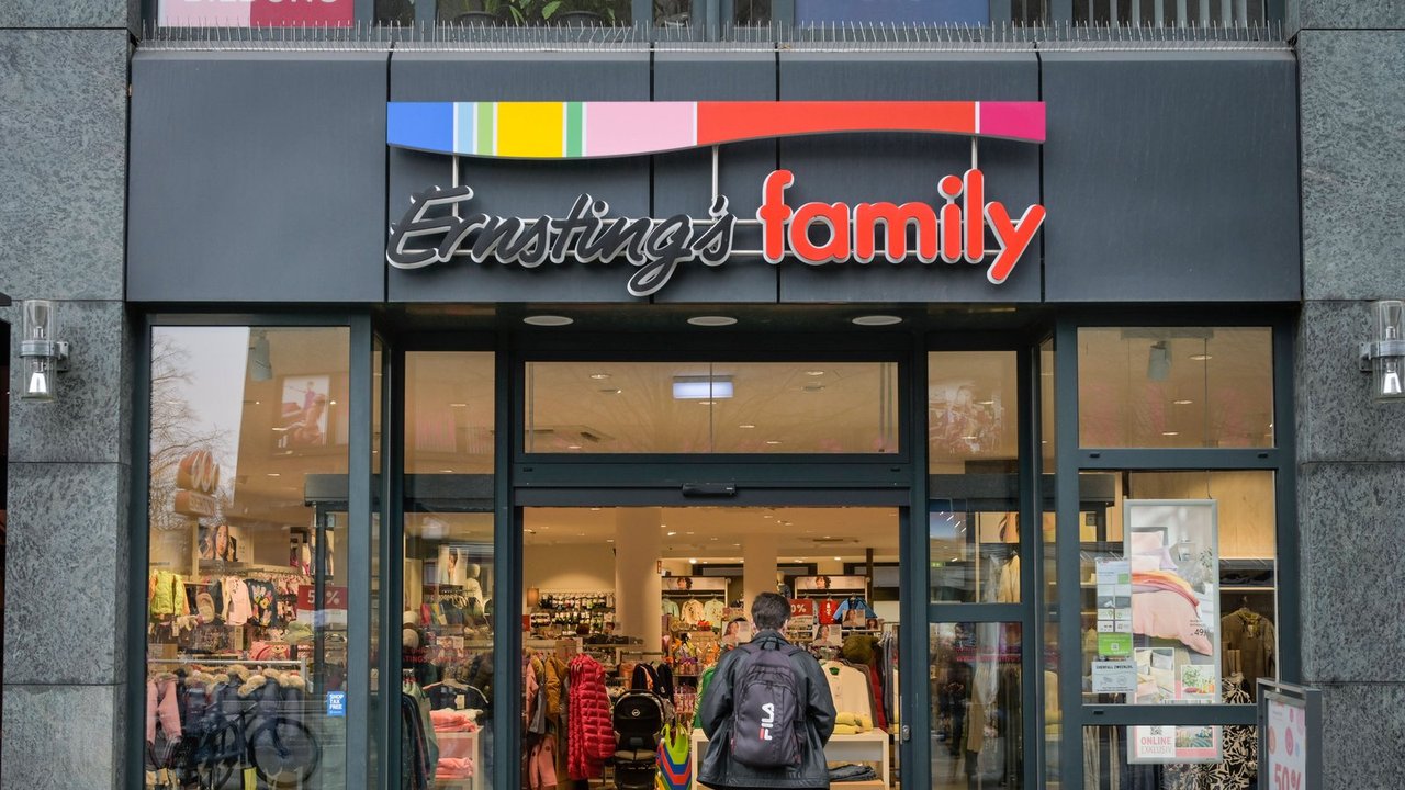 Bei Ernsting’s family gibt es gerade eine stylische Glas-Trinkflasche, die perfekt für den Sommer ist.
