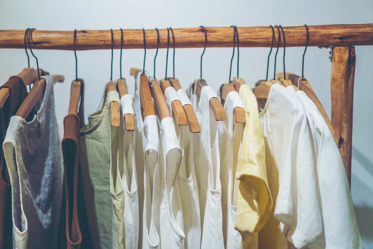 Kleidung und Wäsche aufgehangen Kleidung und Wäsche aufgehangen