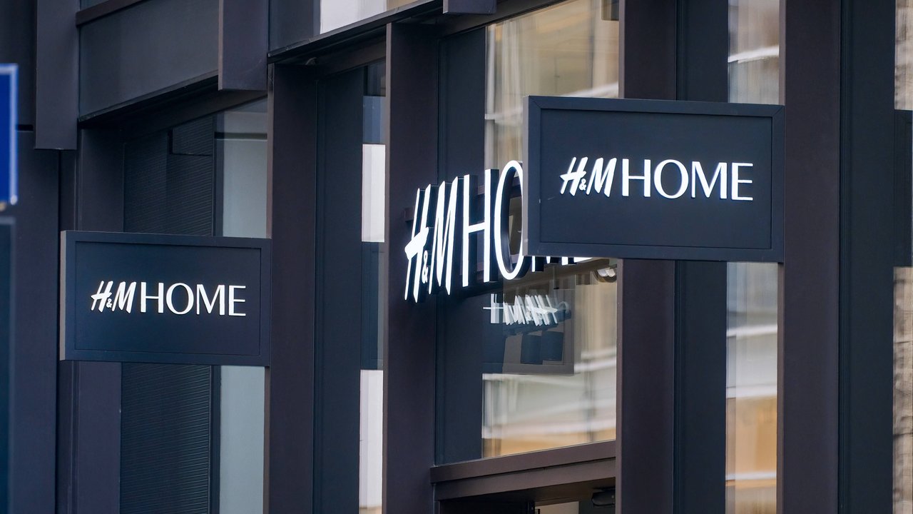 Mit dem stilvollen Beistelltisch von H&M Home wird dein Balkon zur Wohlfühloase.