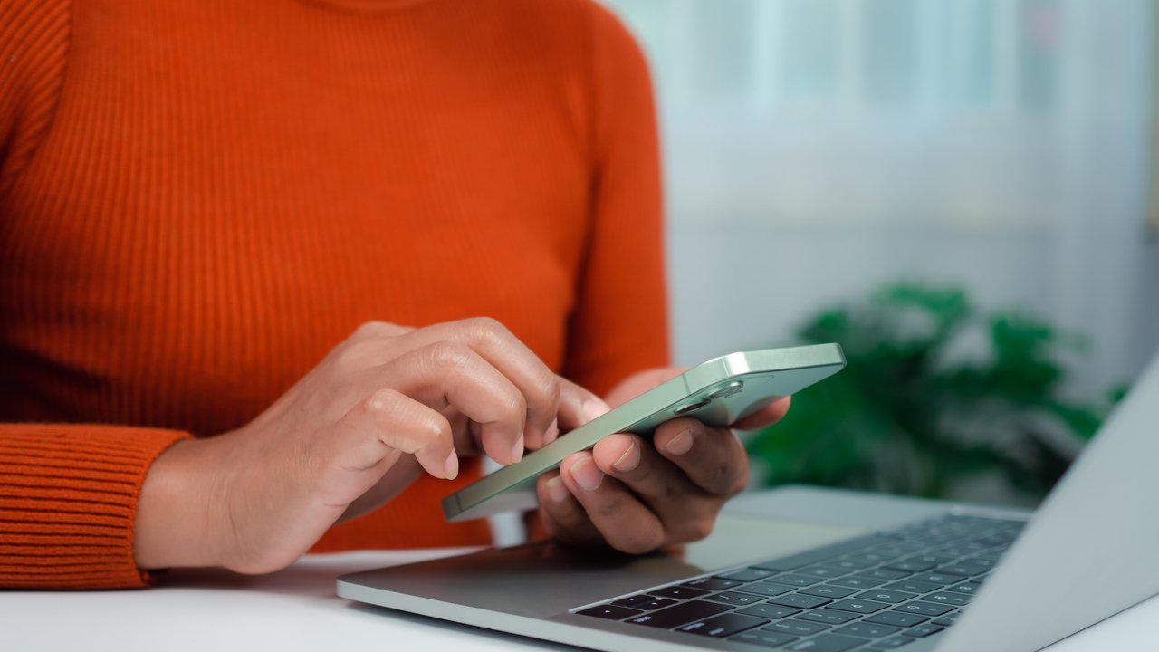 Smava kannst du sowohl auf dem Laptop als auch auf deinem Smartphone benutzen.