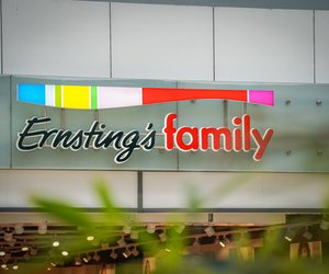 Diese stylische Decke von Ernsting's family in knalligem Orange bringt Farbe ins Wohnzimmer
