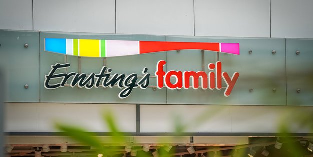 Stylische Decke in Orange von Ernsting's family – der perfekte Farbtupfer fürs Wohnzimmer