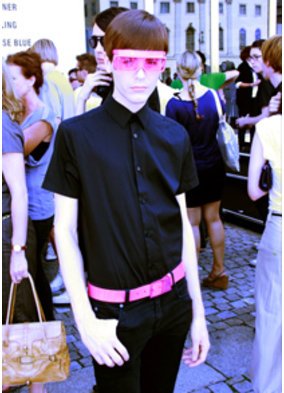 Mann mit einer pinken Brille vor der Kilian Kerner Show auf der Fashion Week Berlin Mann mit einer pinken Brille vor der Kilian Kerner Show auf der Fashion Week Berlin
