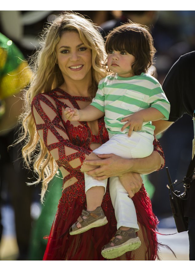 Shakira hält ihren Sohn Milan in ihren Armen Shakira hält ihren Sohn Milan in ihren Armen