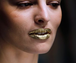Hochkarätig: Winter-Glam mit funkelnd, goldenem Lippenstift