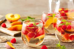 Sangria schmeckt auch mit Weißwein Sangria schmeckt auch mit Weißwein